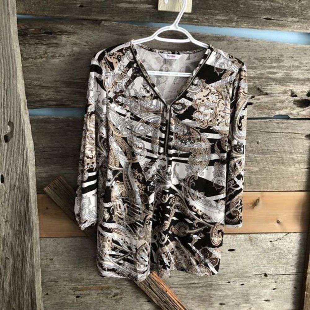 TANJAY Petite size Med Paisley print, adjustable zipper neckline